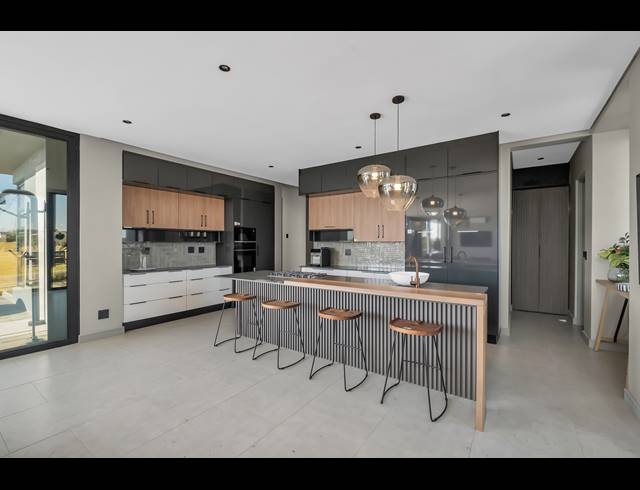 5 BEDROOM HOUSE FOR SALE IN HELDERFONTEIN ESTATE